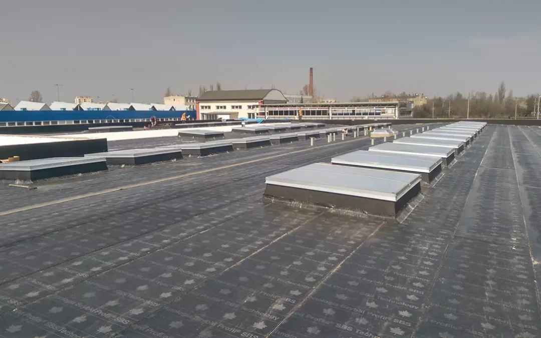 Dachy na miarę kontra dachy fabryczne: Rola produktów firmy Gulajski